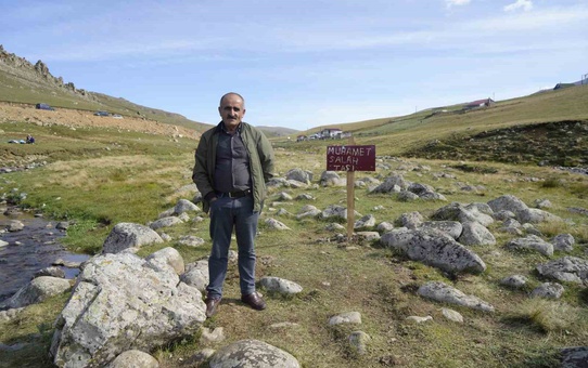 Salah taşının yanındaki tabela ve Trabzon Büyükşehir'in bankı gece kayboldu