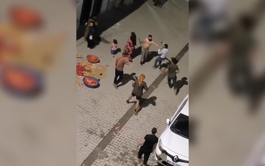 Şanlıurfa'da iki grup arasındaki kavgada 2 kişi yaralandı, olay kamerada