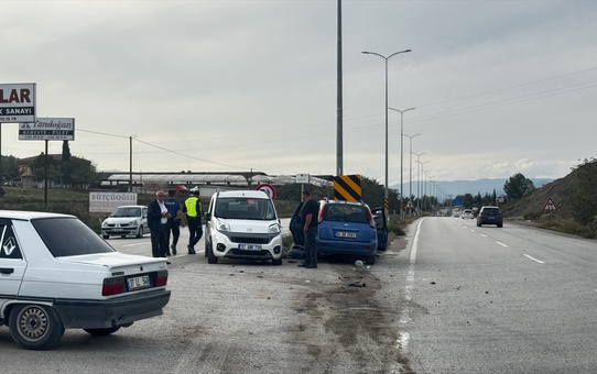Sinop Boyabat'ta iki araç çarpıştı, yaralanan 3 kişi hastaneye kaldırıldı