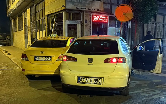 Çarpışan otomobil ve taksi işyerine savruldu, alkollü sürücüye 25 bin TL ceza kesildi