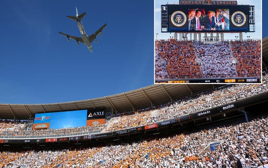 Trump'tan uçak şovu! Air Force One stadyumu böyle selamladı