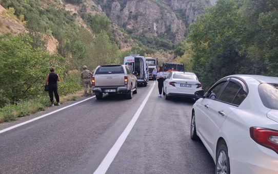 Tunceli'de Pülümür Çayı'na düşen otomobildeki 5 yaralı iş makinesiyle kurtarıldı