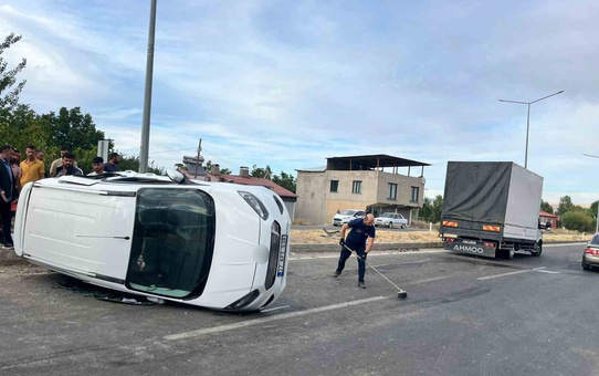 Van Gevaş'ta hafif ticari kamyonet ile kamyonet çarpıştı, 3 kişi yaralandı