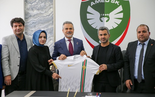 Yeniden Refah Partili Kılıç, Amedspor ziyaretinde Erbakan'ın selamını iletti