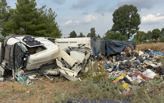 Büyükşehir Belediyesinin atık yüklü tırı Adana Sarıçam'da devrildi, sürücü yaralandı