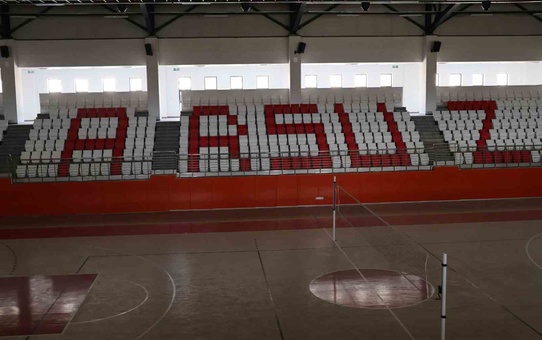 Arsuz Kaymakamı Eroğlu, 6 bin 846 metrekarelik kapalı spor salonunda inceleme yaptı
