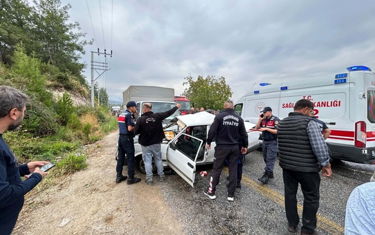 Aydın Bozdoğan'da otomobil ile kamyonet çarpıştı, 1 kişi öldü, 2 sürücü yaralandı