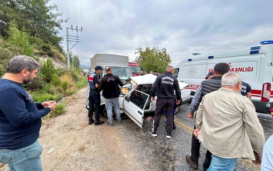 Aydın Bozdoğan'da otomobil ile kamyonet çarpıştı, 1 kişi öldü, 2 kişi yaralandı.