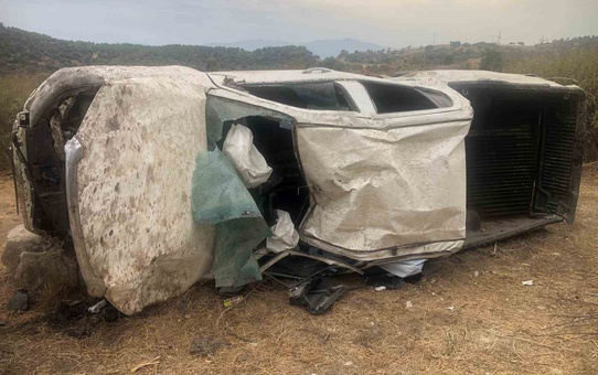 Aydın Karpuzlu'da kamyonet takla attı, 3 kişi yaralanarak hastaneye kaldırıldı