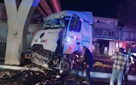 Aydın Söke'de kontrolden çıkan tır üst geçit ayağına çarparak sürücüyü yaraladı