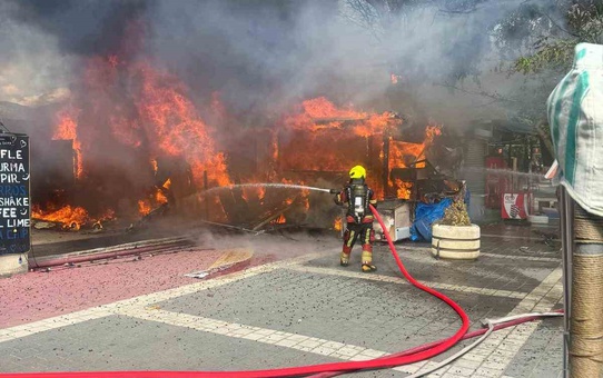 Balıkesir Edremit'te bitişik iş yerlerinde çıkan yangın büyümeden söndürüldü