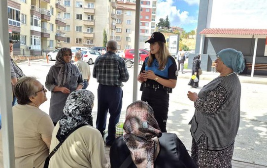 Bilecik'te polis, 36 vatandaşı dolandırıcılık ve güvenlik konusunda bilgilendirdi