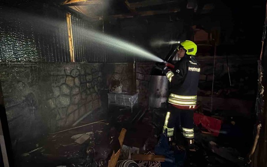 Bolu'da ikiz villa bahçesindeki odunlukta çıkan yangın villaya sıçramadan söndürüldü