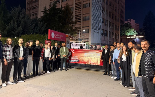 CHP Gençlik Kolları, okullardaki silahlı saldırılara MEB önünde eylem düzenledi