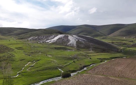 Erzincan’da mevsimsel su kaynağı doğal traverten oluşturuyor
