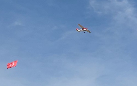 Eskişehir İnönü'de 110 cc motorlu Cessna 182, Türk bayrağını dalgalandırdı