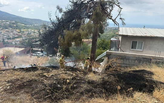 Hatay Belen'de Cırtıman Mahallesi'ndeki otluk yangını büyümeden söndürüldü