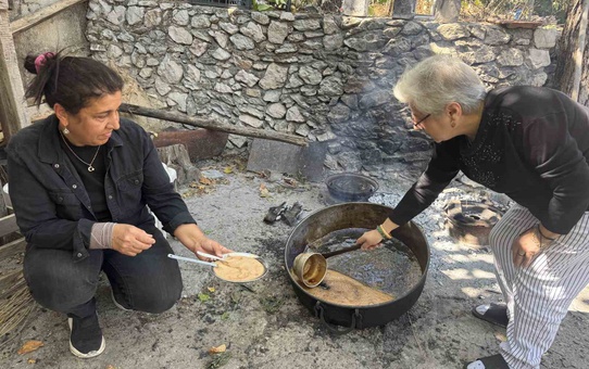 Antalya İbradı'da bağ üzümü kadınların elinde pekmeze dönüşüyor, kilosu 500 lira