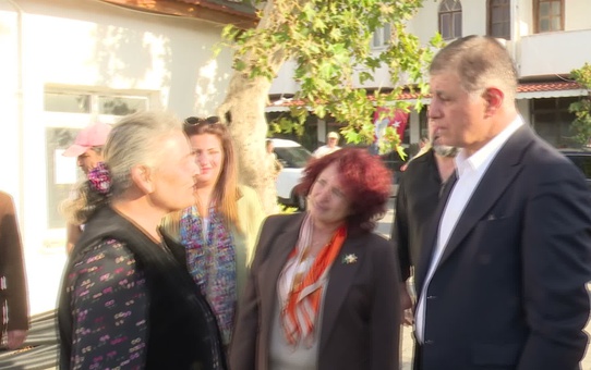 İzmir Büyükşehir Belediye Başkanı Tugay, Karaburun'da çocuklara futbol sahası sözü verdi