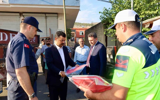Adıyaman Kahta'da çiftçilere 800 traktör reflektörü dağıtıldı