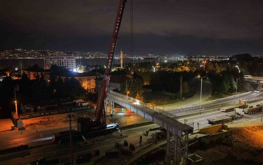 Karşıyaka Kavşağı'nda 80 tonluk yaya üst geçidi tabliyesi gece yerine yerleştirildi