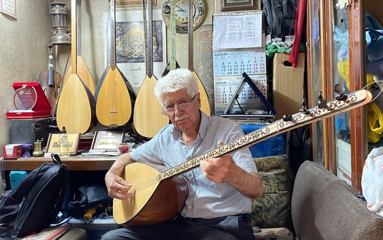 Yılın ahisi seçilen bağlama ustası Kılıçkaya, plaketini Kırşehir'de aldı.