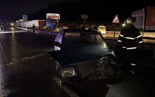 Kütahya'da manevra sonrası karşı şeride geçen TIR'ın sürücüsü yaralandı