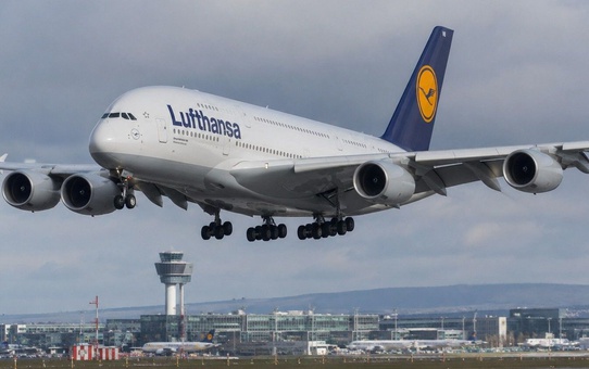 Koku nedeniyle Manchester'a acil inen Lufthansa uçağından 371 kişi tahliye edildi