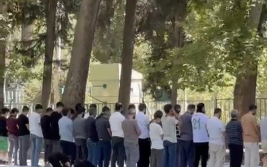 Mardin Nusaybin'de piknikçiler DSİ Barajı kıyısında cemaatle öğle namazı kıldı
