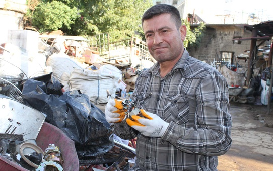 Hatay Reyhanlı'da sanatçı 50 bin parça atıkla Büyük İskender heykelini tamamladı