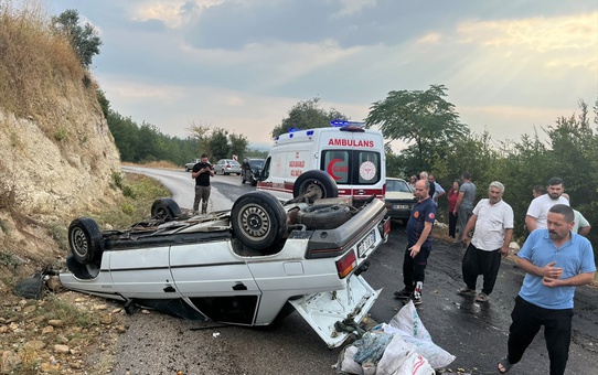 Osmaniye Kadirli Harkaçtığı'nda devrilen otomobildeki 2 yaralı hastaneye kaldırıldı