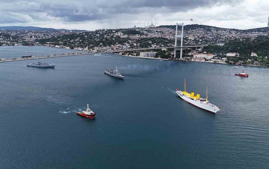 Deniz Kuvvetleri Günü dolayısıyla İstanbul Boğazı'nda 15 gemi geçit töreni yaptı