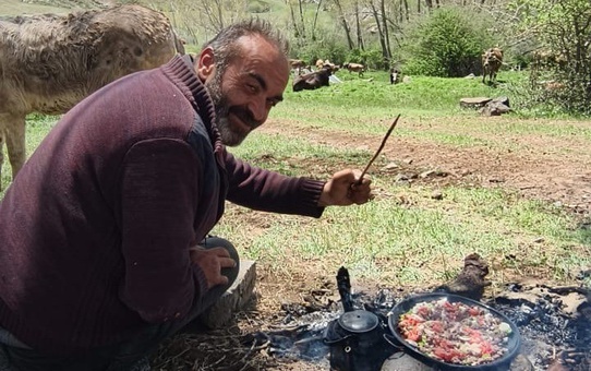 Sivas Şarkışla'da yaylada hayvan otlatan çoban yıldırım isabetiyle hayatını kaybetti.