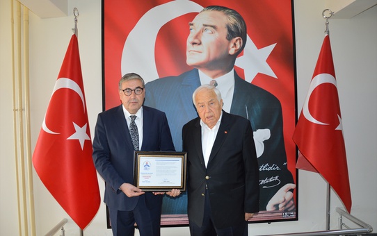 'Hala iyi insanlar var' dedirten hareket! 2 dairesini öğrenci bursu için bağışladı