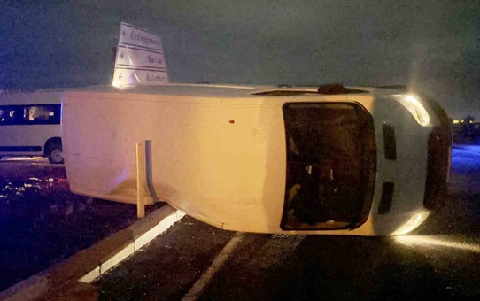 Tekirdağ Muratlı'da iki araç kavşakta çarpıştı, biri devrildi; ciddi yaralanma yok