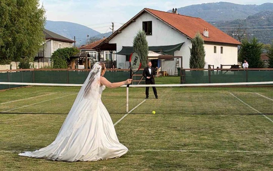 Tenis dersinde tanışan çiftin aşkı, Düzce Bayramcı'da gelinlik ve damatlıkla ölümsüzleşti