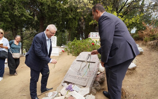Tuncel Kurtiz, Edremit Çamlıbel'deki kabri başında ölümünün 13'üncü yılında anıldı