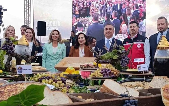 Türkan Şoray sahneye çıktı, festivalde renkli anlar yaşandı