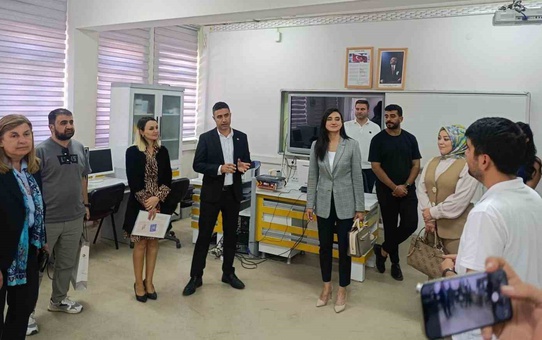 Van Gürpınar'da öğrenciler VR ve elektronik deney setleriyle bilimle buluştu