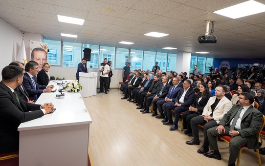 Cevdet Yılmaz, 'Dünya 5'ten büyüktür' sözünü adaletli dünya arayışı olarak açıkladı