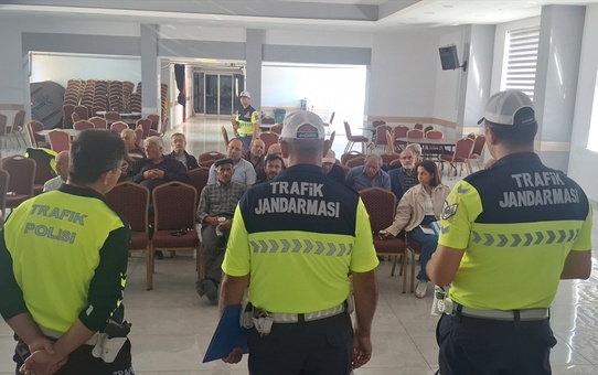 Ankara Beypazarı'nda jandarma ve polis, servis şoförlerine cep telefonu riskini anlattı