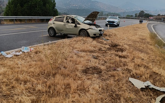 Aydın Çine'de iki otomobil refüje çarptı, kazalarda 7 kişi yaralandı