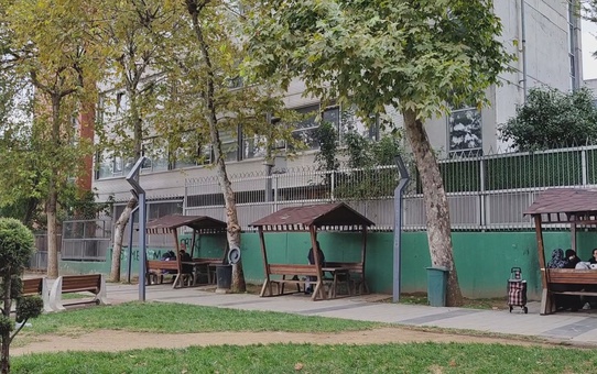 Bayrampaşa'da okul çevresi denetiminde kaçan 2 kişi yakalandı: Tabancayı 12 yaşındaki çocuklara saklatmak istemişler