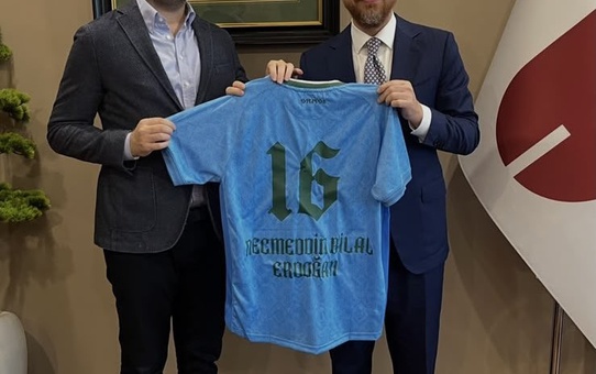Bursaspor Başkanı Çelik, fethin 700. yılı formasını Bilal Erdoğan'a takdim etti