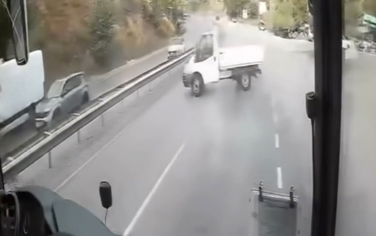 Çankırı'da spin atan kamyonet bariyerlere çarptı, kaza anı otobüs kamerasına yansıdı