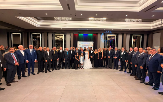 Çorum'da Mehmet Tahtasız'ın kızının düğününe Özgür Özel de katıldı