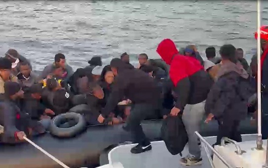 Didim açıklarında Sahil Güvenlik botu lastik bottaki 60 düzensiz göçmeni durdurdu