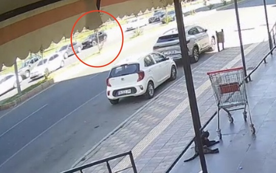 Kayapınar'da park eden otomobilin kapısı açıldı: Çarpan motosikletlinin üzerinden kamyonet geçti
