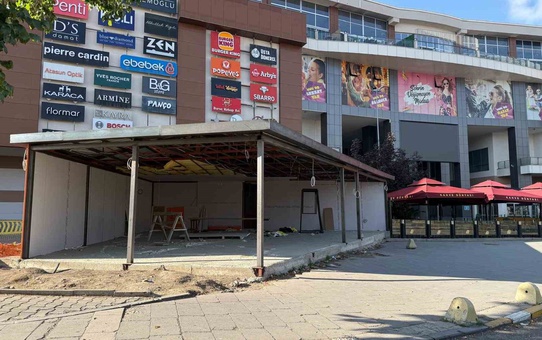 Erzurum Yakutiye'de MNG AVM'nin kaldırımına inşa edilen yapı halkın tepkisini çekti