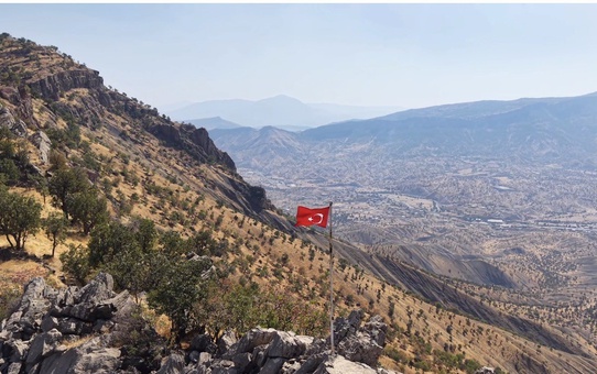 Hakkari Derecik Aydınlık köyünde yıpranan Türk bayrağını gazeteci öperek yeniledi